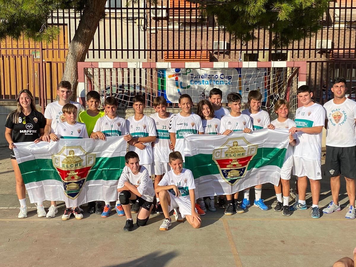 EscuelaCbmelche's tweet photo. Finaliza la 33 edición de la @torrellanocupcb 
Los equipos alevines y benjamines han disfrutado jugando a balonmano durante varios días. Con esta actividad la escuela del @cbm_elche finaliza la temporada 2021/22.
Volvemos en septiembre 💪🏻💪🏻
#escuela #balonmano #elche https://t.co/3gvv4MrDx4