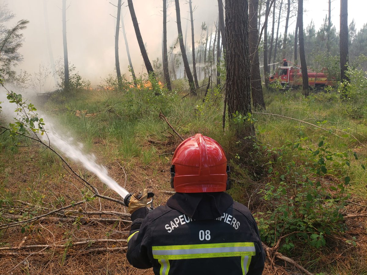 sdis08's tweet image. #Gironde Aujourd'hui, les 👩🏻‍🚒#sdis08 étaient dispersés sur les sites de #LaTesteDeBuch #Landiras #PilatSurMer et #Biganos. Plusieurs engagements sur des incendies et des prises en charge, du poste médical avancé #PMA vers l'hôpital du secteur. @PompiersFR @SDIS_33 @Prefet08