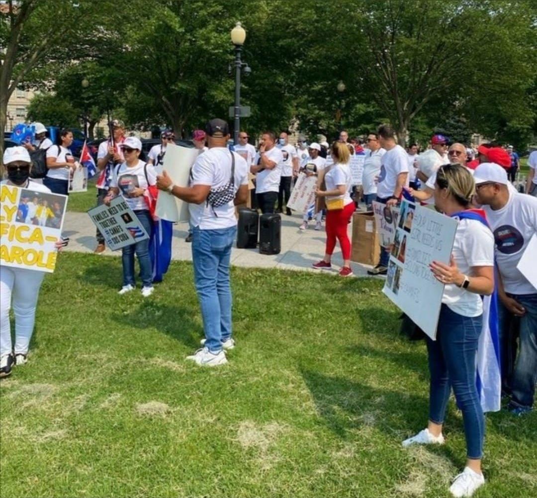 LaFamiliaEsTodo's tweet photo. Mr. President @POTUS listen to these families torn apart by the years that demand your attention to reunify their families,in God mighty and in you we place all trust,please do not allow them to continue suffering #ConsularServicesInCuba @StateDept @USEmbCuba @SecBlinken https://t.co/YvRAMqx9SN
