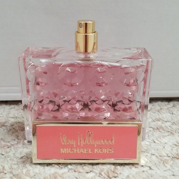 BiminiBalms's tweet photo. So good I had to share! Check out all the items I'm loving on @Poshmarkapp from @bboopers54 #poshmark #fashion #style #shopmycloset #michaelkors #jessicasimpson: https://t.co/LO0EXswXw1 https://t.co/Sqz7c5dSdB
