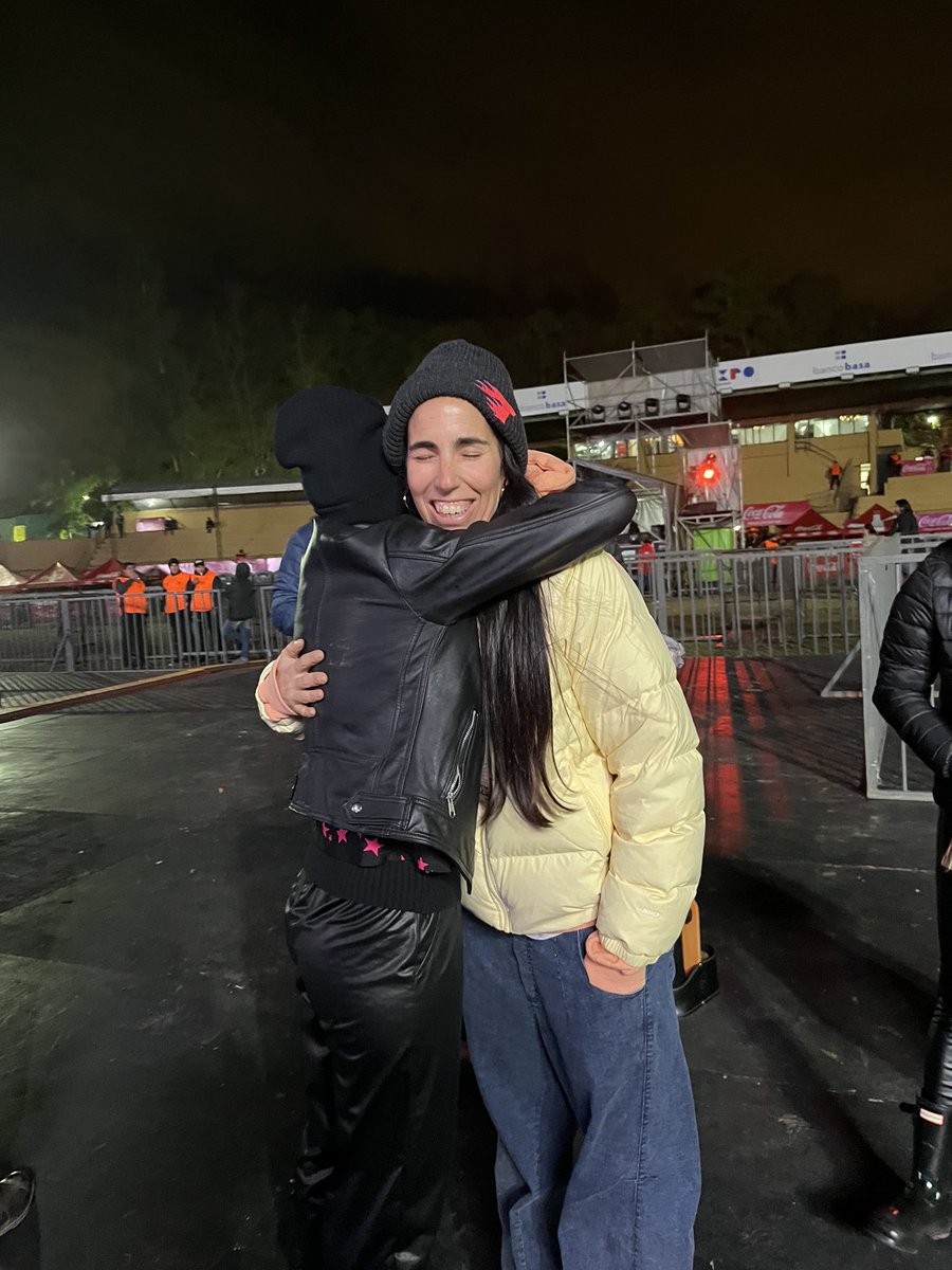 jmabenitez's tweet photo. ¡Qué placer poder conocerte! La alergía que sentí es inexplicable 🫶. Enamorada de tu trabajo ❤️‍🔥 @marinaahumadah3 https://t.co/M0cWJCwrtU