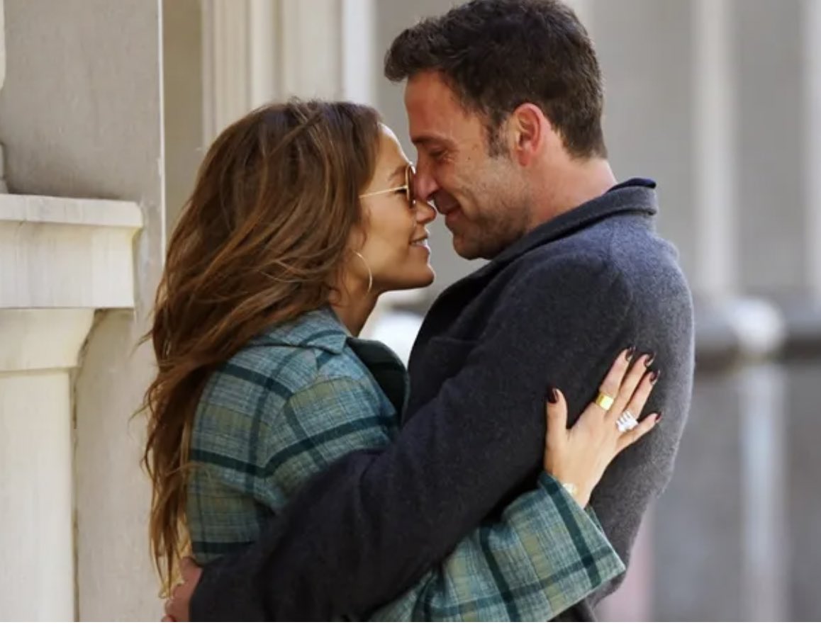 PocketBooksShop's tweet photo. BENNIFER GOT MARRIED??????? we believe in love, romance books are on sale through tuesday, babies!!! grab some dunkin, put on ur hoops, and buy some steamy dreamy love stories to help you cope with the face that ur not bennifer xoxoxoxoxoxoxo https://t.co/oi7zWYpZgZ https://t.co/009rkZ0SYs