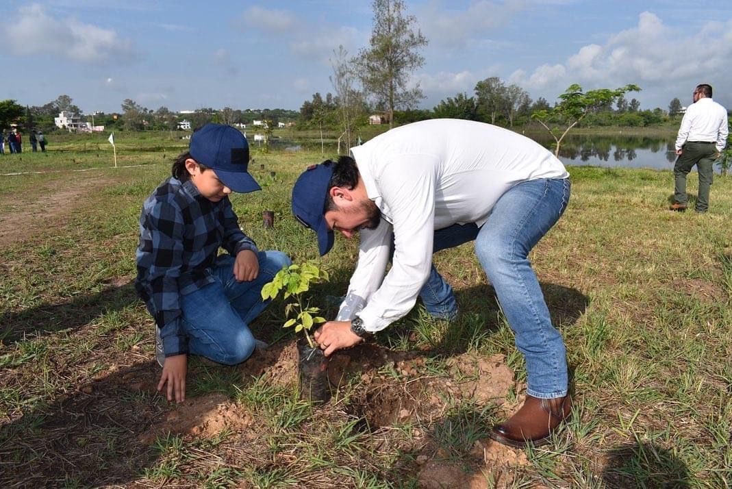 CuitlahuacGJ's tweet photo. Aquí les comparto más fotos de todas las regiones del estado, en donde con mucho entusiasmo todos los titulares de las dependencias así como sus equipos se sumaron este domingo a la #JornadaEstatalDeReforestación 🌳. https://t.co/3BTbw7MIWk