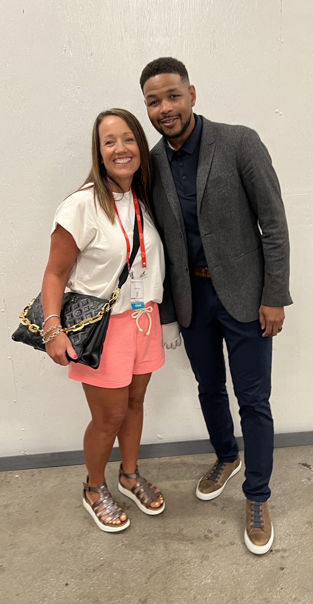ctflynn14's tweet photo. Today was a special day that my mom got experience by meeting Inky Johnson! A man that has touched my life with his story on and off the football field. I have written started a lot of my essays off with his motivational quotes. He has strived for me to dig deep! @inkyjohnson https://t.co/96J9IbXlBK