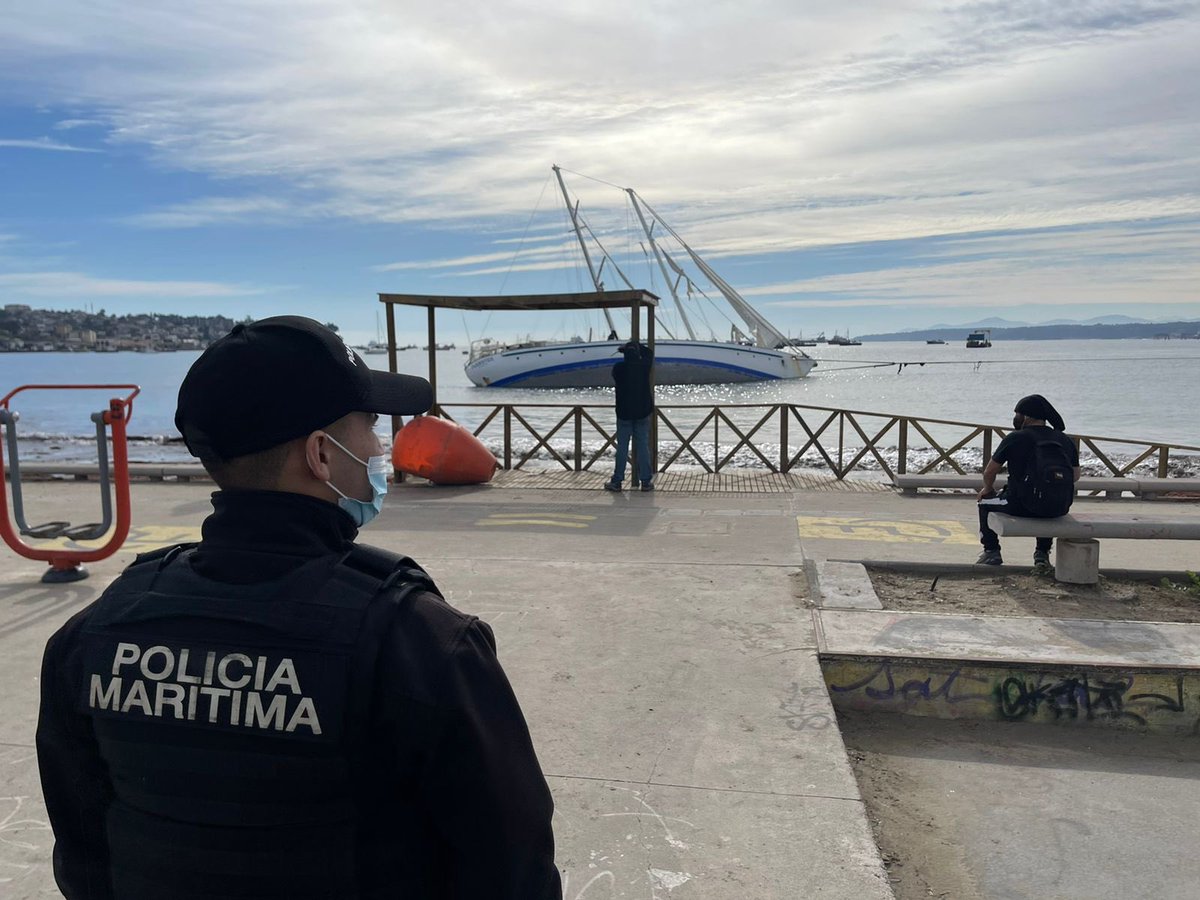 Cp_Quintero's tweet photo. Supervisamos las medidas de seguridad y maniobras de remolque durante intento de desvarado de yate #Manutea que está en el borde costero @muniquintero
#MaresMásSeguros https://t.co/1HXqw02HYo