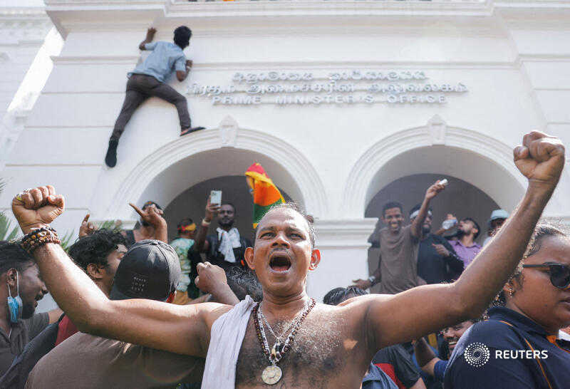 reuterspictures's tweet photo. Demonstrators celebrate after they entered Sri Lankan Prime Minister Ranil Wickremasinghe's office during a protest demanding his resignation, after he fled the country amid an economic crisis, in Colombo. More photos of the week: https://t.co/RblgH1JN57 📷 Dinuka Liyanawatte https://t.co/Nyd8I8aRVJ