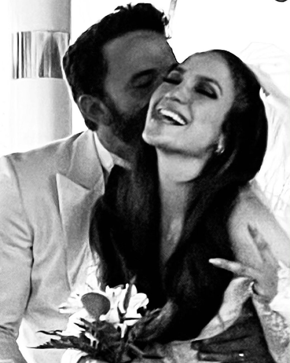 jloaffleck's tweet photo. Ben Affleck and Jennifer Lopez are officially married. ✨ https://t.co/rd2UF5YPrY