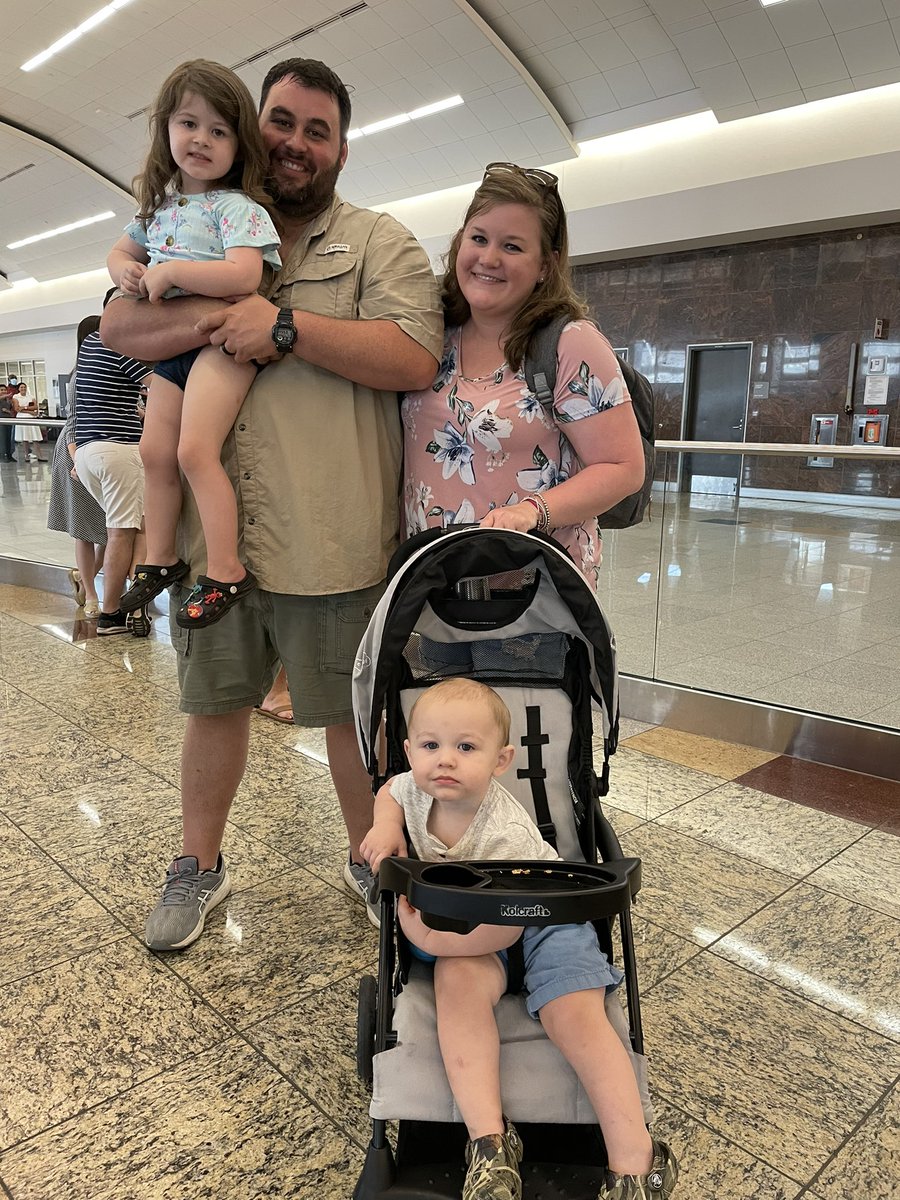 sarahhall607's tweet photo. Survived a week without Daddy ✔️
Plane cancellations and delays galore ✔️
Home ✔️ https://t.co/MKPMxSwCwq