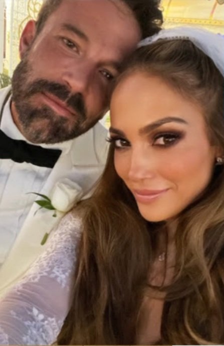 SeriesUpdateFR's tweet photo. Félicitation à Ben Affleck et Jennifer Lopez qui se sont mariés.💍 https://t.co/Yur17m0fJ2