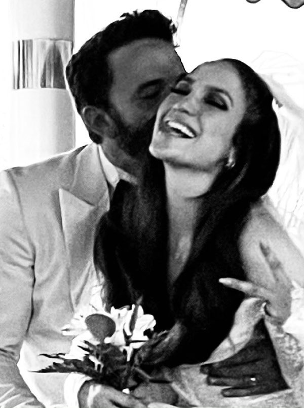 SeriesUpdateFR's tweet photo. Félicitation à Ben Affleck et Jennifer Lopez qui se sont mariés.💍 https://t.co/Yur17m0fJ2