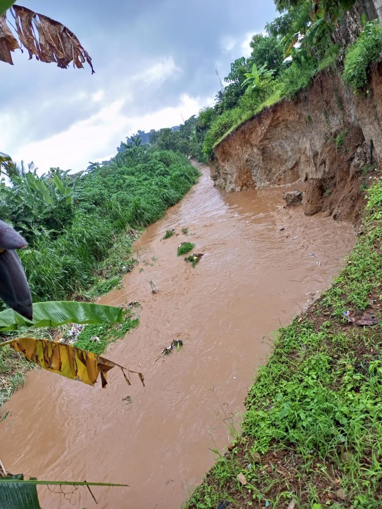 AdejokeEvelyn's tweet photo. @ekitistategov Many people are about to be internally displaced by erosion in isale ori Apata, opposite school of nursing Ado Ekiti, some very evil persons are digging the water ways to get sand for sale, thereby enabling the erosion, please help, it is very urgent🙏 https://t.co/9XvqLQUACs