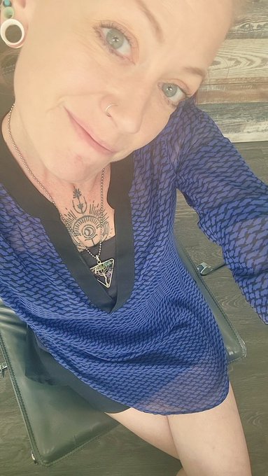 Work attire today ✨️ Have a great Sunday, fiends! https://t.co/LJVxwFR7Jp<a href="/tag/keep"class="tags"><span>#keep</span></a><a href="/tag/gingerbush"class="tags"><span>#gingerbush</span></a><a href="/tag/gingershavemorefun"class="tags"><span>#gingershavemorefun</span></a>