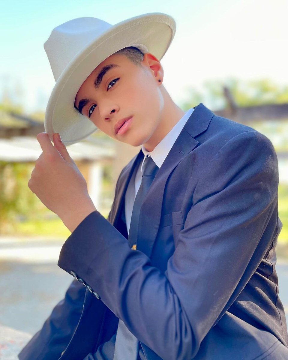 KaylerRaez's tweet photo. Feliz Domingo mi TW family 💙
Súper contento con mi traje de T.O. Collection https://t.co/e4kWE7rsvb fabulosos diseños para toda ocasión✌🏼
SHOP https://t.co/GPEprQBV85👈🏼
Another amazing Collab!💪🏼
IG: https://t.co/8wm6HwQSe7
FB: https://t.co/ZWfSDe923M
#kaylerraez #tocollection https://t.co/UlrZvoOrnB