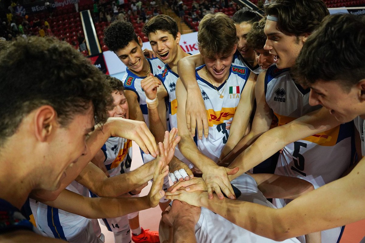 GiuseManfredi's tweet photo. Per il volley ๐ฎ๐น รจ stata una giornata fantastica. Oltre alla VNL delle AZZURRE abbiamo vinto gli Europei #Under18M #Under21F #Under22M Bravissimi i ragazzi/e, i tecnici e gli staff #LaNazionale Una dedica va a tutti i dirigenti che con passione e impegno fanno grande @Federvolley https://t.co/cvNGegl6nG