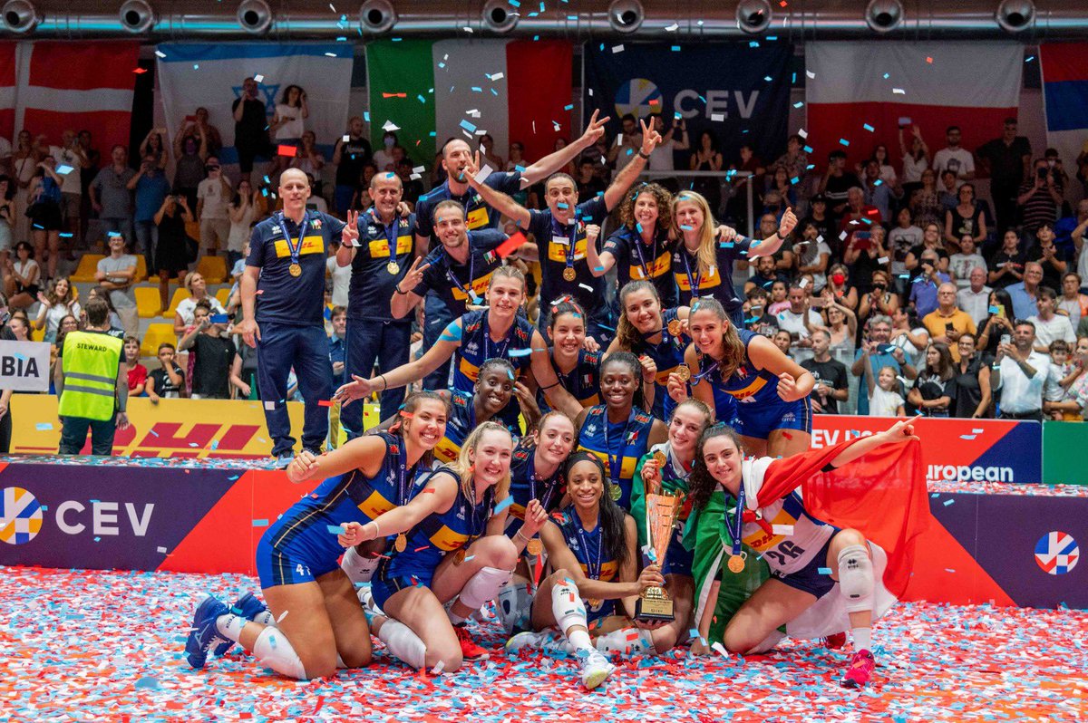 GiuseManfredi's tweet photo. Per il volley ๐ฎ๐น รจ stata una giornata fantastica. Oltre alla VNL delle AZZURRE abbiamo vinto gli Europei #Under18M #Under21F #Under22M Bravissimi i ragazzi/e, i tecnici e gli staff #LaNazionale Una dedica va a tutti i dirigenti che con passione e impegno fanno grande @Federvolley https://t.co/cvNGegl6nG