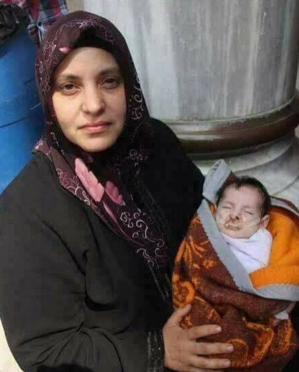 Emani Suriye uyruklu.
Geçen yıl Sakarya'da iki kişi tarafından kaçırıldı,tecavüz edildi,10 aylık bebeğiyle birlikte öldürdü.
Babası;
"Kızımın kazada öldüğünü söyleyin,Türkleri Suriye'de tecavüzcü olarak bilmesinler"

Irkçı faşistler mi Türkleri daha çok seviyor,Suriye'li baba mı?