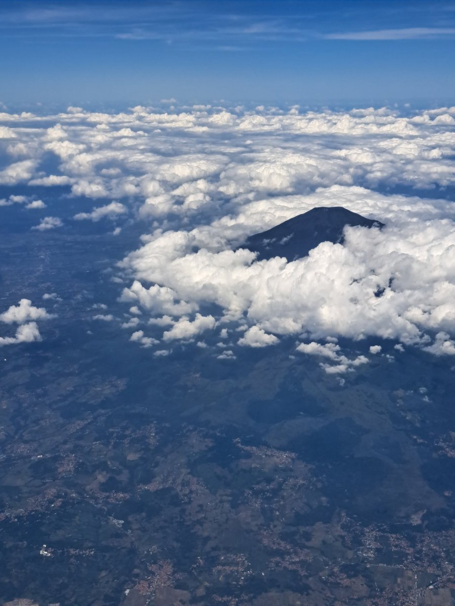 arsye's tweet photo. Hello Ciremai volcano https://t.co/10XO02UtQ2