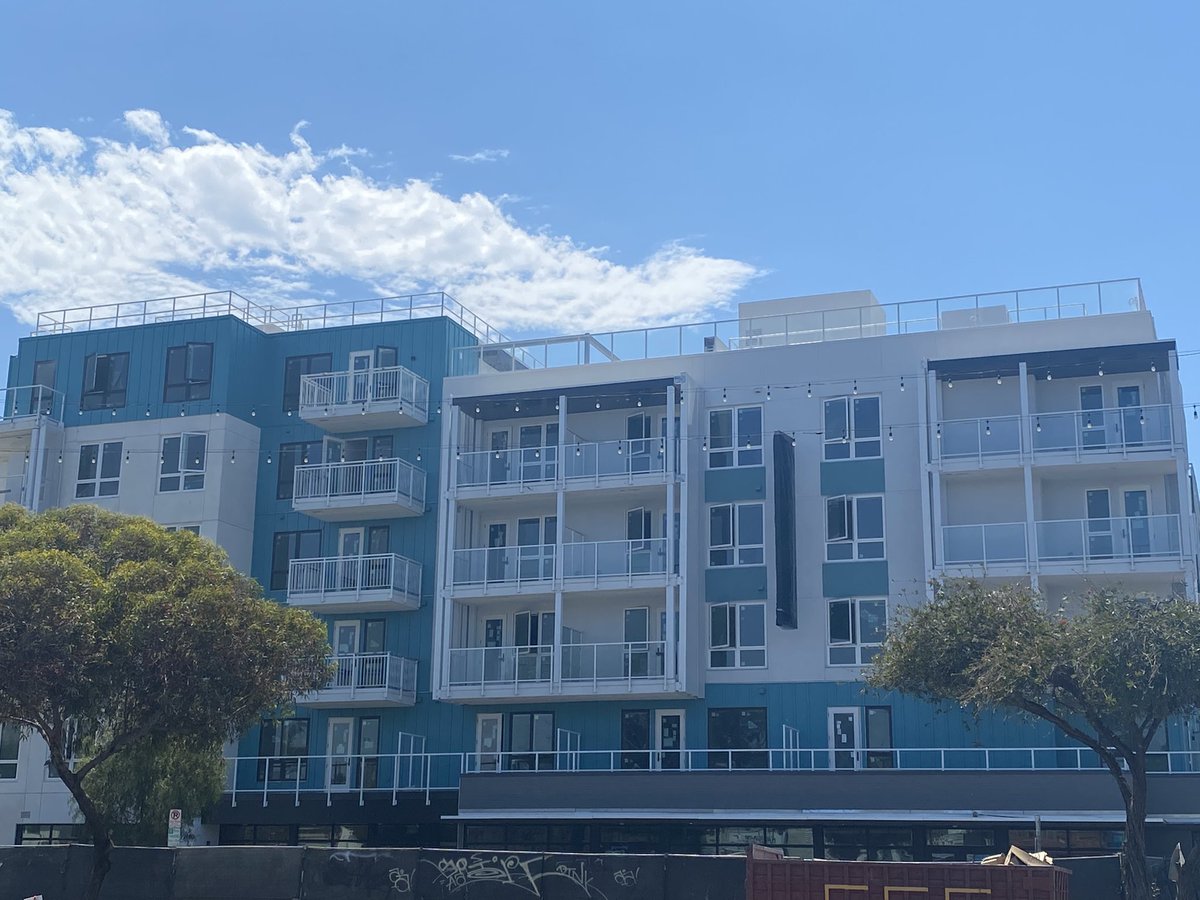 Mar vista really is a perfect community. Saw this recently finished new build & for me this is the ideal apartment development. What the westside needs is better public transit, wide sidewalk, more bike-lanes, and fewer cars! #CoastalCities @marvistavoice