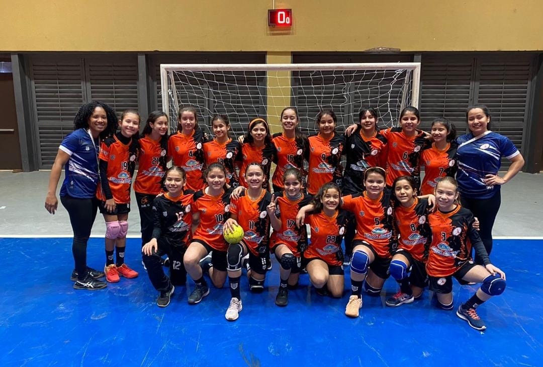 40x20P's tweet photo. HERNANDARIAS CAMPEONA NACIONAL U12 FEMENINA!!!

Fiesta total en el cierre del Campeonato Nacional de Handball Infantil, con la consagración de las locales al mando de Yamile Riera ganando 16 a 12 a Amambay en la Final.

Tatiana Prieto, Larizza González y Naomi Núñez, las pilares. https://t.co/zjSl7ZV58q