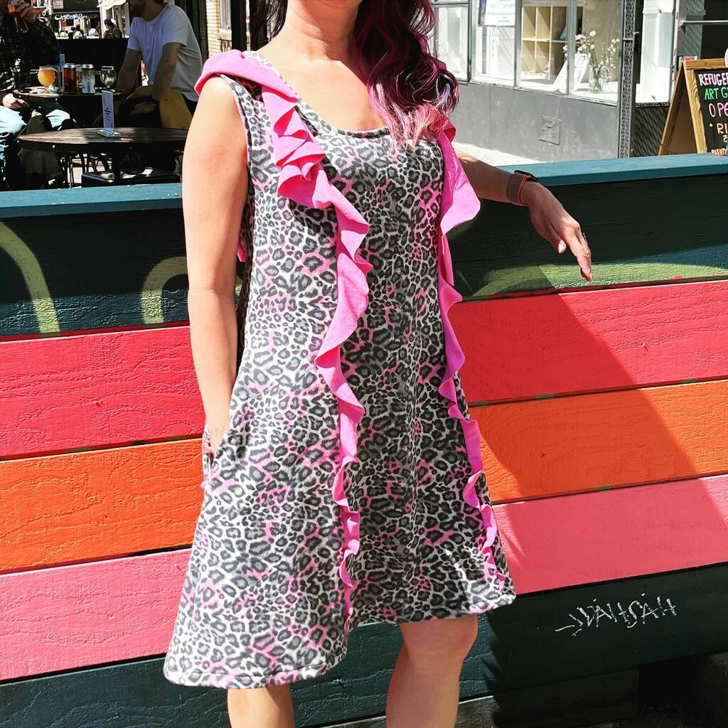 shes_crafty's tweet photo. Nothing says SF summer fashion more than sweatshirts ๐ so I made this โcozy summer dressโ with sweatshirt fleece from @califabrics โ the pattern is Anok from @kosedostudio
.
.
.
.
#selfsewnwardrobe #sfsummer #sewing #animalprint @citybeerstore https://t.co/Kesg3joo4H https://t.co/sj3FsI39GC