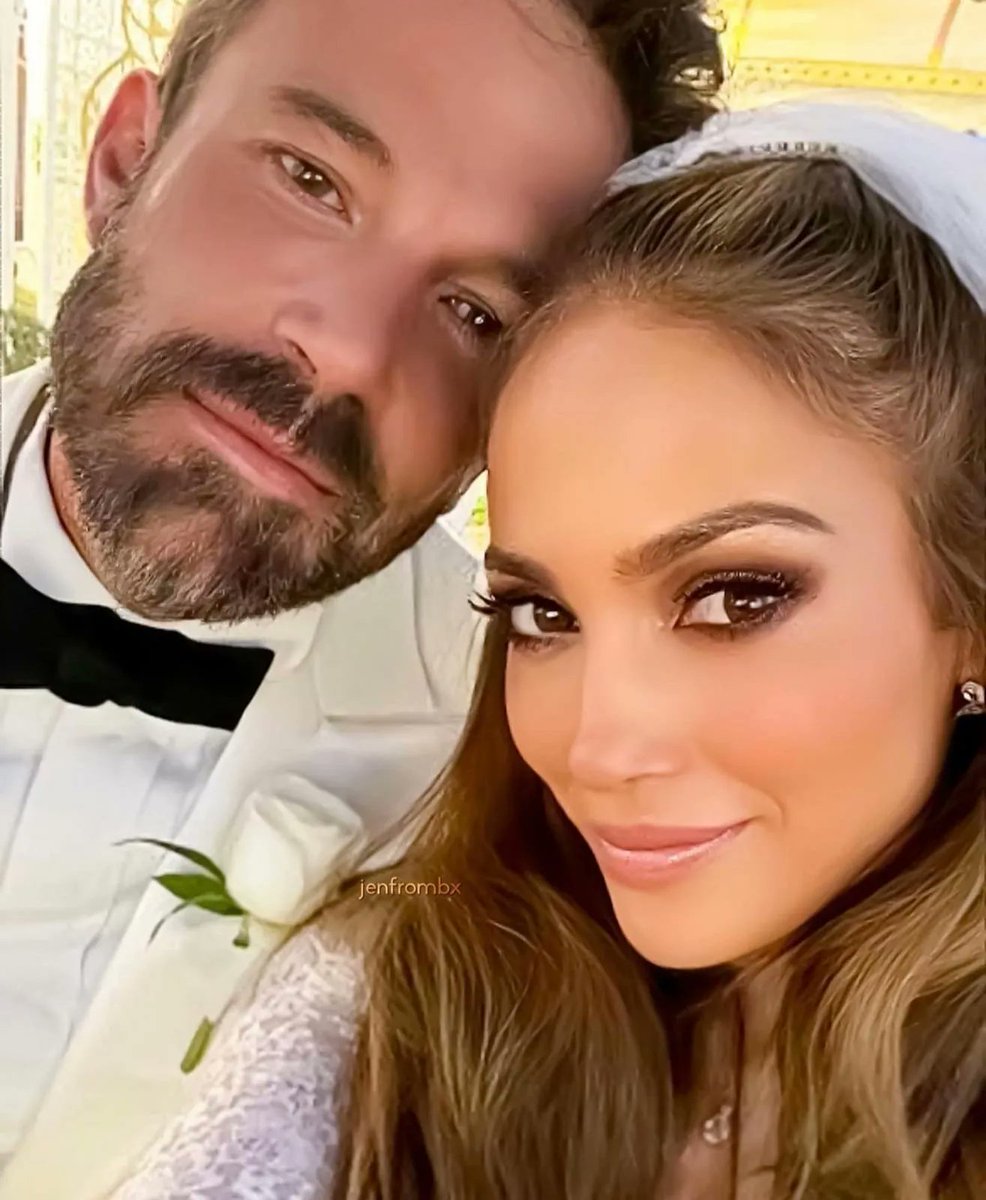lasmananasdel5's tweet photo. FARÁNDULA | Jennifer Lopez y Ben Affleck se casaron en Las Vegas

#YoAmoLM5 #LM5 #Domingo #FinDeSemana #Honduras #JunioLM5 #Farandula #Entretenimiento #Espectaculo #JLo #BenAffleck https://t.co/TfvZlZzZcG
