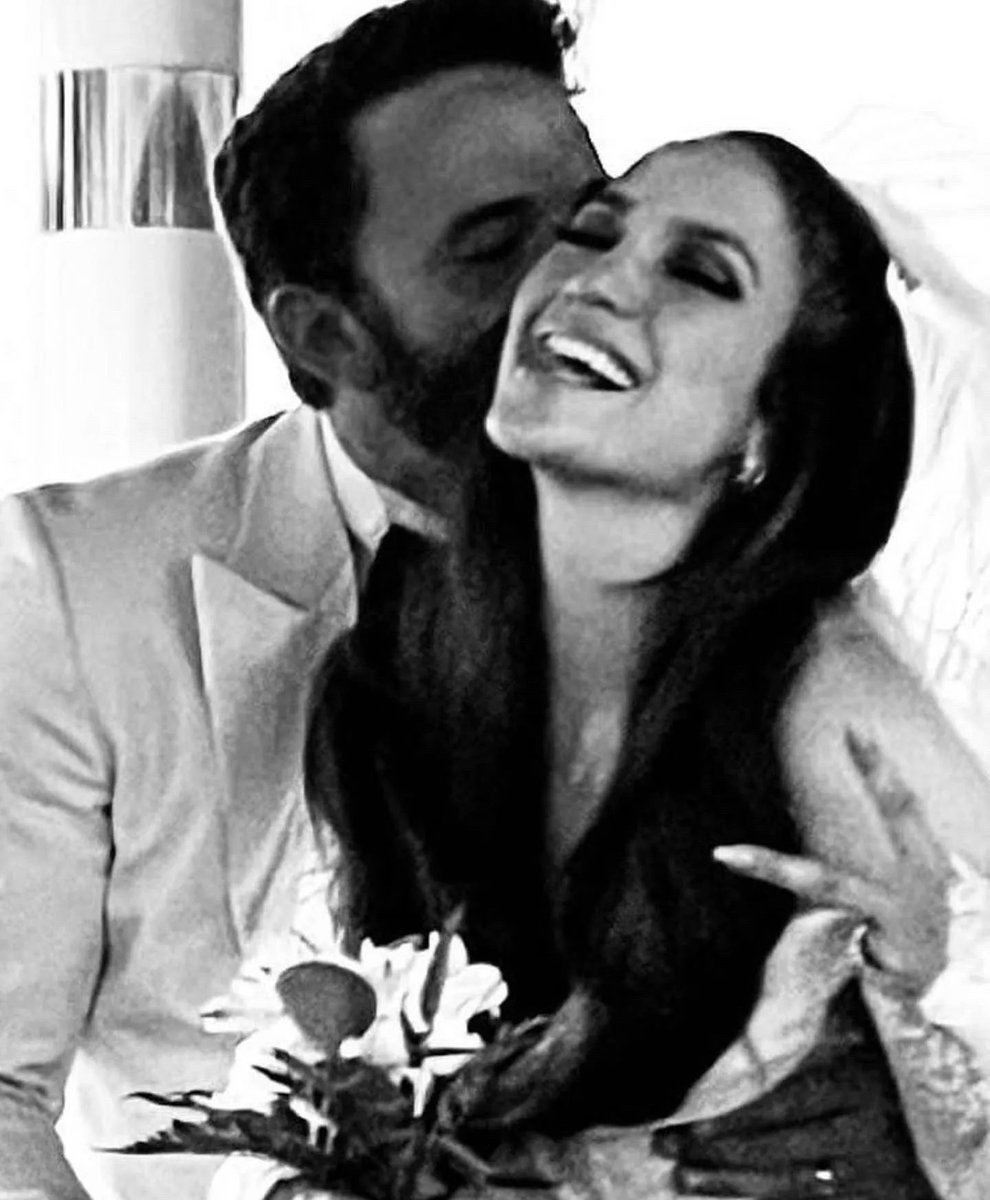 lasmananasdel5's tweet photo. FARÁNDULA | Jennifer Lopez y Ben Affleck se casaron en Las Vegas

#YoAmoLM5 #LM5 #Domingo #FinDeSemana #Honduras #JunioLM5 #Farandula #Entretenimiento #Espectaculo #JLo #BenAffleck https://t.co/TfvZlZzZcG