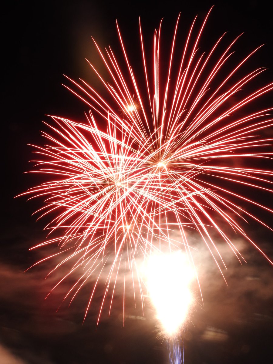 astro_manuel_pi's tweet photo. #Feuerwerk am #Ohmbachsee in Gries (meine ersten Versuche).
#Seefest #photography #firework #NikonP900 https://t.co/rpH2ibRBtI