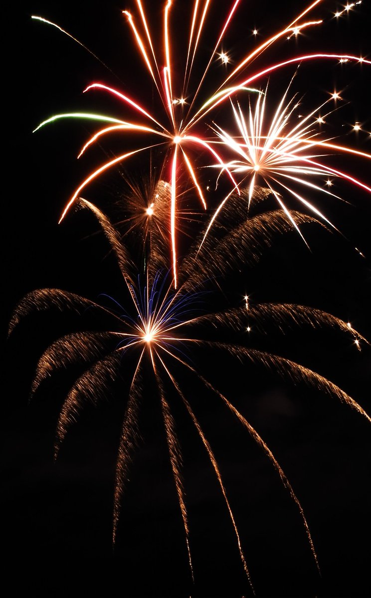 astro_manuel_pi's tweet photo. #Feuerwerk am #Ohmbachsee in Gries (meine ersten Versuche).
#Seefest #photography #firework #NikonP900 https://t.co/rpH2ibRBtI