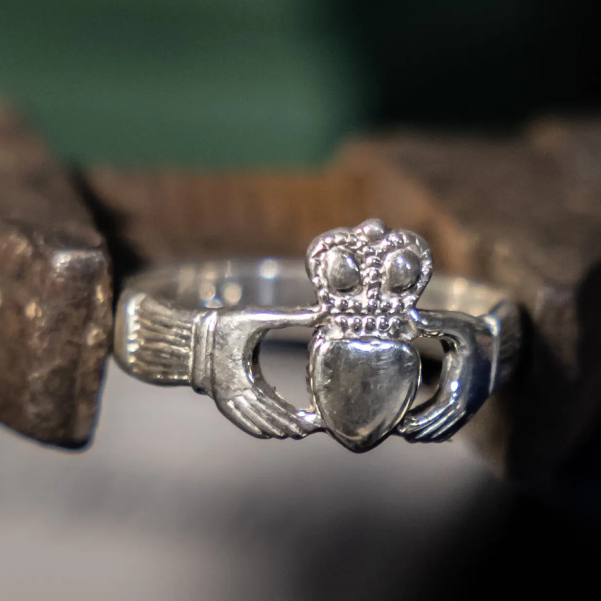 LuxCommentator's tweet image. A symbol of love and friendship in Ireland; the Claddagh ring, which shows two hands clasping a crowned heart, has become its own symbol of the Emerald Isles.

luxurycommentator.com/the-claddagh-r…

#Ireland #Claddaghring #jewellery