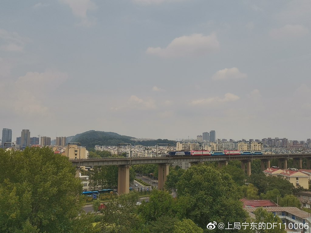 SakunaiHinata's tweet photo. 高架鉄道橋の上で走る異なる「色(スタイル)」のELたち その一
写真:上局寧東DF110006
#おはようトレイン #中国鉄道 #南京 #寧聚回送 #甲種輸送 #電気機関車 #SS9G #SS8 #HXD2 #韶山型EL #和諧型EL https://t.co/Rc1drZbtRy