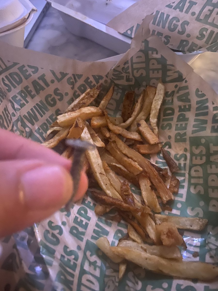 RetToGoLyft's tweet image. Just when you thought it was a crunchy French Fry in the handful of fries you pop in your mouth…..you pull it out of your mouth…..it’s a damn small screw @wingstop @WingstopCEO #wingstopemeryville #screw #frenchfry