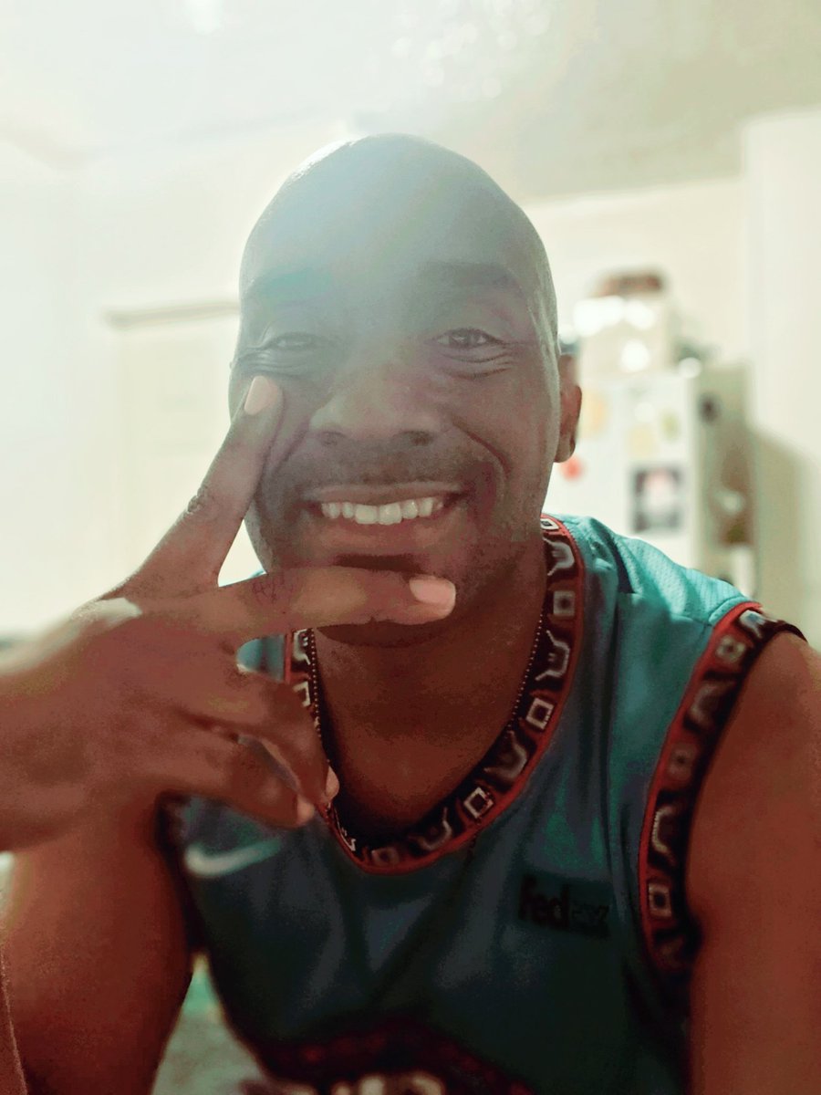 TweeyReed's tweet photo. Cheers to the #weekend @memgrizz #hoops @nikebasketball #NBA #nitetime #chillin #relaxing #basketball https://t.co/o5pDAVh81b