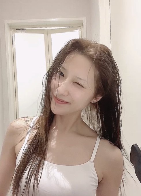 朝シャワー後😈✨  髪染めがイマイチな仕上がりだったので、 今染め直し中ですW(`0`)W💦 髪色が明るくなりすぎたために、 ここ数日のコンテンツの編集が大変でした、、、  猫っ毛なので、髪染めが難しいみたいです🥲