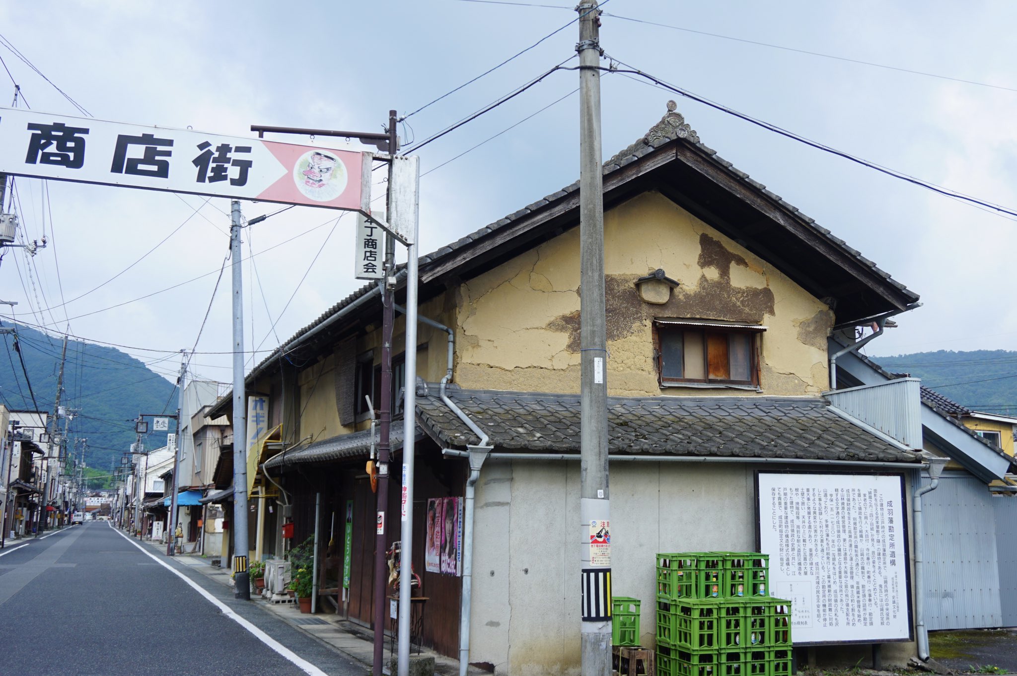 蒔田 成羽の武家屋敷の街並み 石垣ぶち抜きガレージなどがある 白谷川沿いの本光寺と護岸の石積み 総門橋の向こうの斜面の家並み T Co Or0tcdwwww Twitter