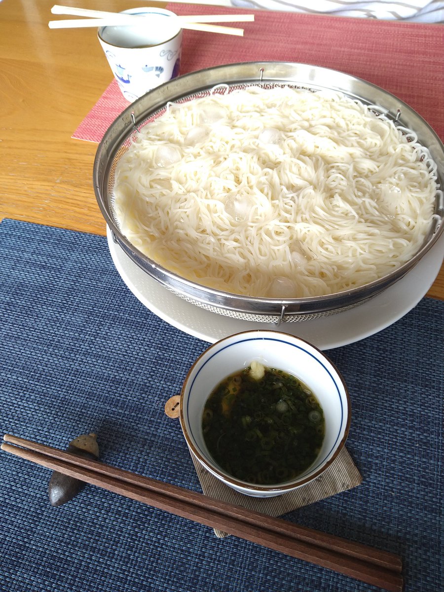 「「あー そうめんが食べたいわ〜 うどんとか蕎麦とかラーメンじゃなくて冷たいそうめ」|水無月十三のイラスト