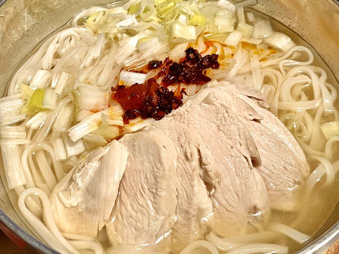 鶏肉のフォー和風だし
蒸し鶏の蒸し汁と和風だしの合わせだし
蒸し鶏は道具さえあれば思考停止でできるので便利
フォーでなくてソーメンでもうまいはず 