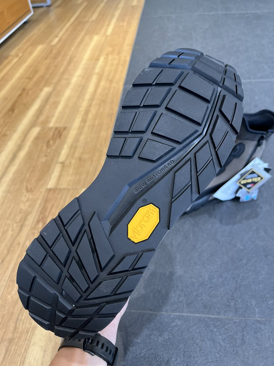 ライトな感じだけど中身はしっかりしてるスニーカー GS Kawir GTX