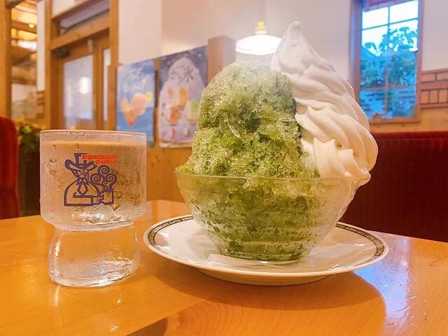 【話題】コメダ珈琲のメガデカかき氷が逆写真詐欺すぎるらしい……