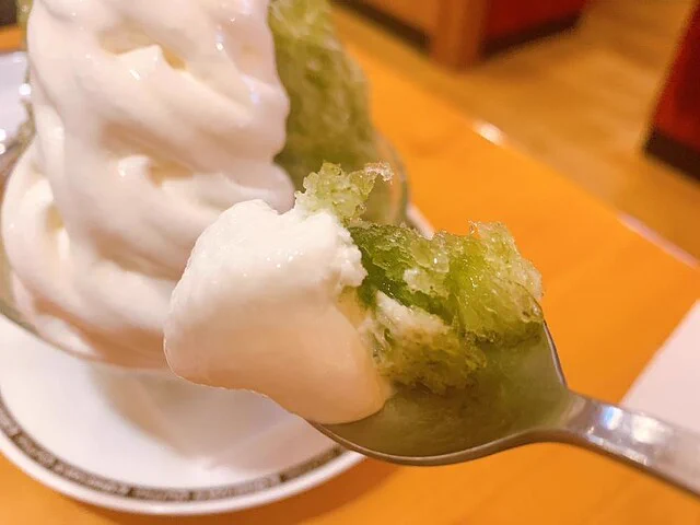 【話題】コメダ珈琲のメガデカかき氷が逆写真詐欺すぎるらしい……