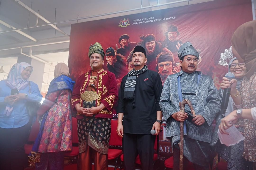 studiokembara's tweet photo. YB Datoโ Sri Reezal Merican bin Naina Merican, Menteri Perumahan dan Kerajaan Tempatan turut serta turun dan sokong #filemmatkilau bersama Datoโ Adi Putra di mmCineplexes, Kepala Batas, Pulau Pinang!
Terima kasih warga Kepala Batas!
#matkilau #dipawagam #kepalabatas #penang https://t.co/OAnoGXp58X