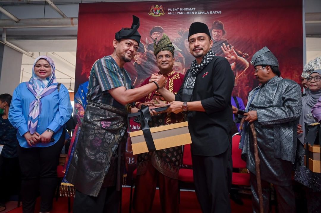 studiokembara's tweet photo. YB Datoโ Sri Reezal Merican bin Naina Merican, Menteri Perumahan dan Kerajaan Tempatan turut serta turun dan sokong #filemmatkilau bersama Datoโ Adi Putra di mmCineplexes, Kepala Batas, Pulau Pinang!
Terima kasih warga Kepala Batas!
#matkilau #dipawagam #kepalabatas #penang https://t.co/OAnoGXp58X