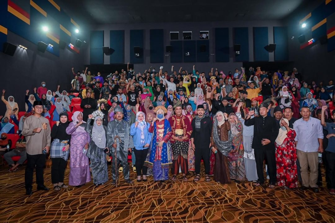 studiokembara's tweet photo. YB Datoโ Sri Reezal Merican bin Naina Merican, Menteri Perumahan dan Kerajaan Tempatan turut serta turun dan sokong #filemmatkilau bersama Datoโ Adi Putra di mmCineplexes, Kepala Batas, Pulau Pinang!
Terima kasih warga Kepala Batas!
#matkilau #dipawagam #kepalabatas #penang https://t.co/OAnoGXp58X