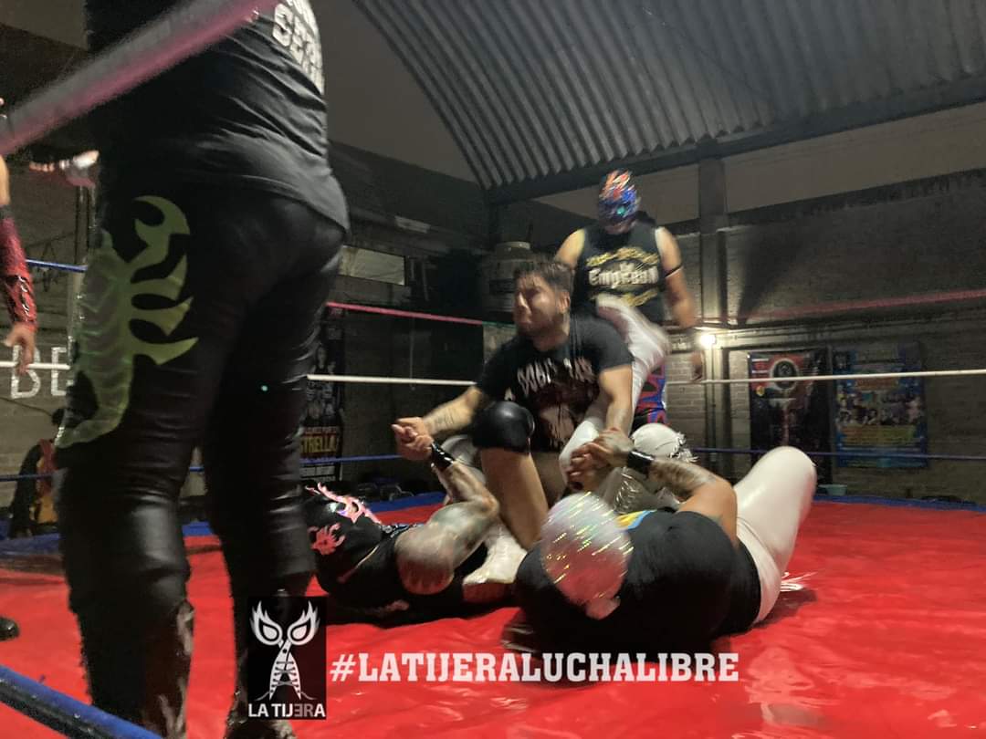 LaTijeraLucha's tweet photo. Debido a las condiciones en las que se encontraba el cuadrilátero por el clima,la batalla estelar #TodosConElDollar tuvo que llevarse a cabo en #RelevosAtomicos donde #CanibalJr #AtomickStar #Relampago y #DobleMuerte derrotaron a los rudísimos #ScorpioJr, #Scorpio3G #MarcusJr y.. https://t.co/2eEg39hQwN