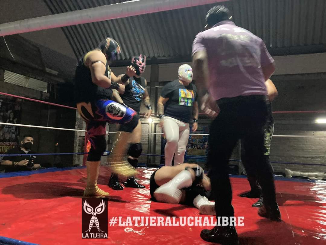 LaTijeraLucha's tweet photo. Debido a las condiciones en las que se encontraba el cuadrilátero por el clima,la batalla estelar #TodosConElDollar tuvo que llevarse a cabo en #RelevosAtomicos donde #CanibalJr #AtomickStar #Relampago y #DobleMuerte derrotaron a los rudísimos #ScorpioJr, #Scorpio3G #MarcusJr y.. https://t.co/2eEg39hQwN