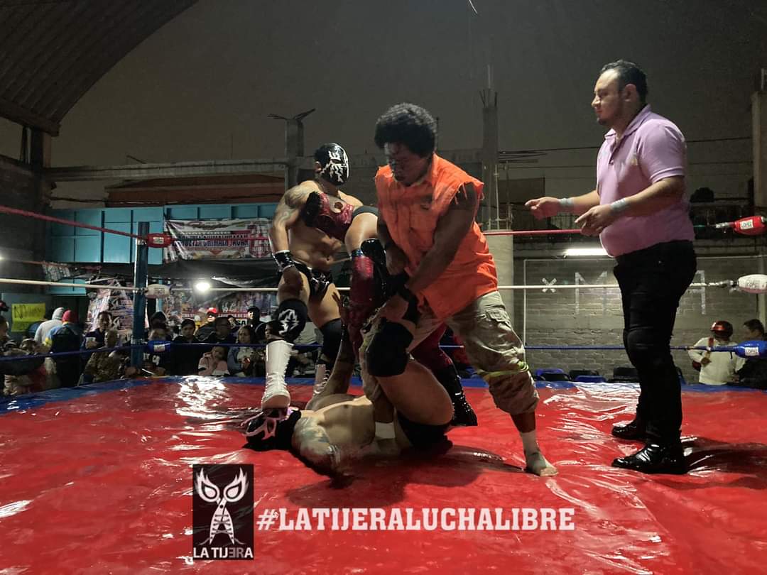 LaTijeraLucha's tweet photo. Debido a las condiciones en las que se encontraba el cuadrilátero por el clima,la batalla estelar #TodosConElDollar tuvo que llevarse a cabo en #RelevosAtomicos donde #CanibalJr #AtomickStar #Relampago y #DobleMuerte derrotaron a los rudísimos #ScorpioJr, #Scorpio3G #MarcusJr y.. https://t.co/2eEg39hQwN