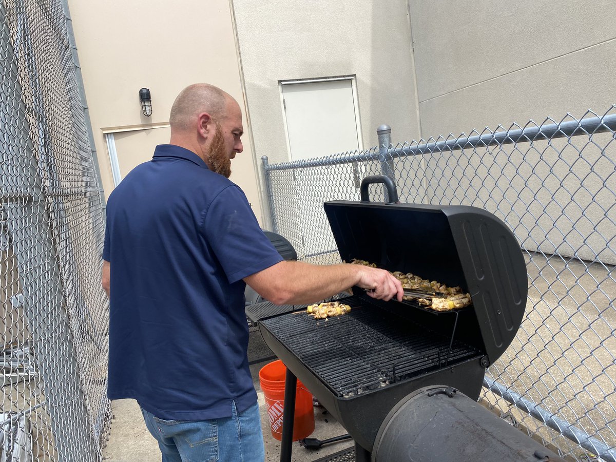 Homedepot3037's tweet photo. Our Pro DS Brian grilled chicken and pineapple kabobs for the entire store!!! #beachFood #VOA2022 #thd3037 https://t.co/4ljhIF9vTD