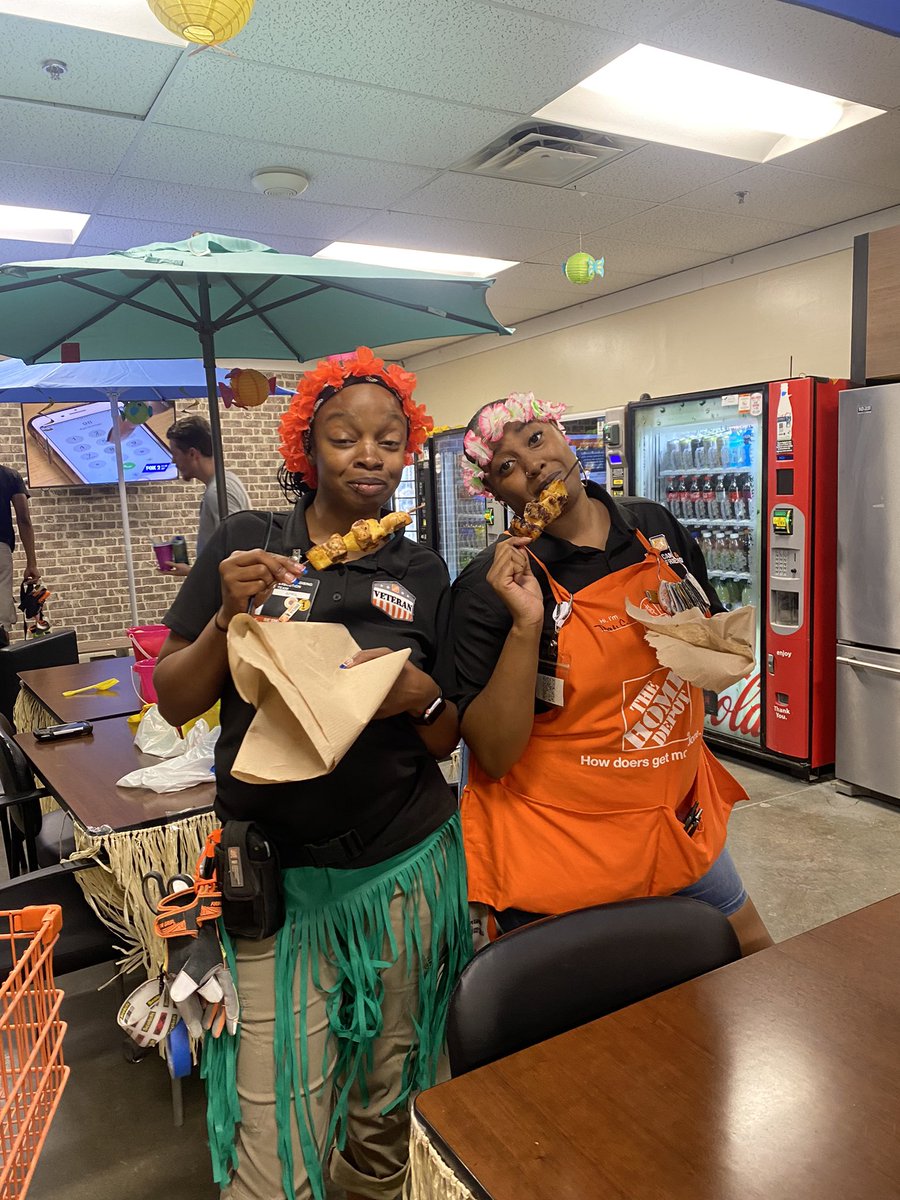 Homedepot3037's tweet photo. Our Pro DS Brian grilled chicken and pineapple kabobs for the entire store!!! #beachFood #VOA2022 #thd3037 https://t.co/4ljhIF9vTD