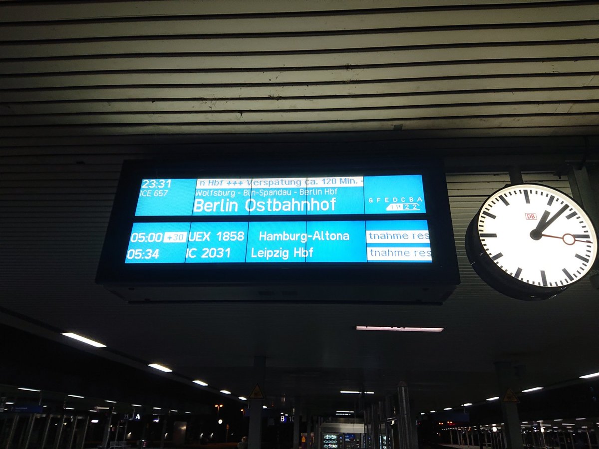 agsfd's tweet photo. die @DB_Bahn hat erkannt, dass sich ne fahrt nach #berlin nicht lohnt und lässt ihre züge entsprechend fahren. mein zug in eine andere richtung ist dafür pünktlich 👍 https://t.co/m9uePcagwT
