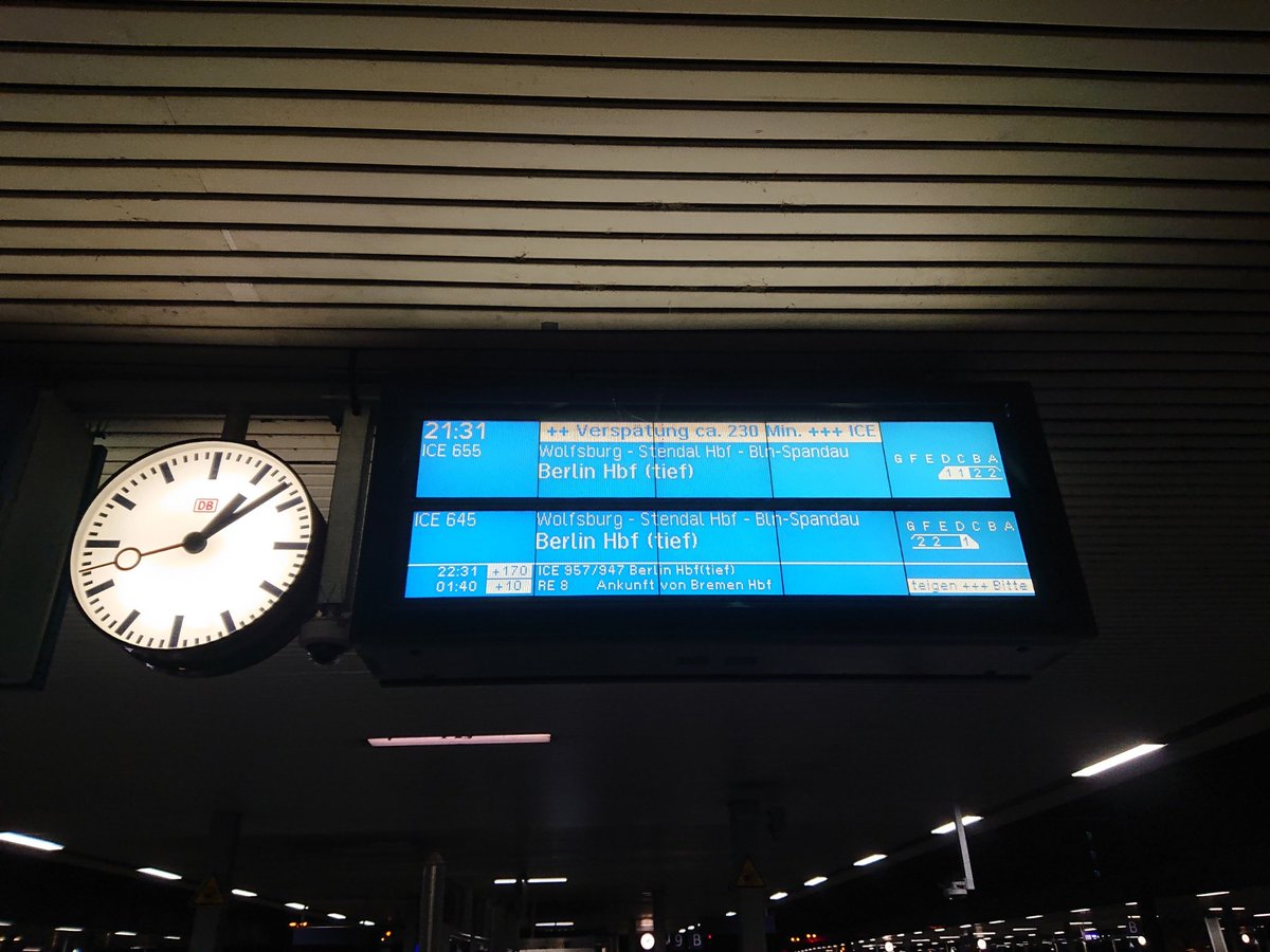 agsfd's tweet photo. die @DB_Bahn hat erkannt, dass sich ne fahrt nach #berlin nicht lohnt und lässt ihre züge entsprechend fahren. mein zug in eine andere richtung ist dafür pünktlich 👍 https://t.co/m9uePcagwT