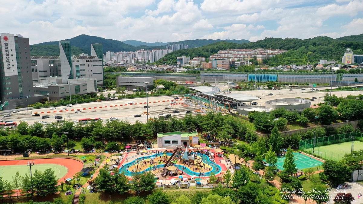 falcontm65's tweet image. 2022.07.02 화랑공원에서...

화랑공원 물놀이장에서 드론을 띄워 촬영해 보았다.
 #성남시 #분당구 #삼평동 #화랑공원 #물놀이장